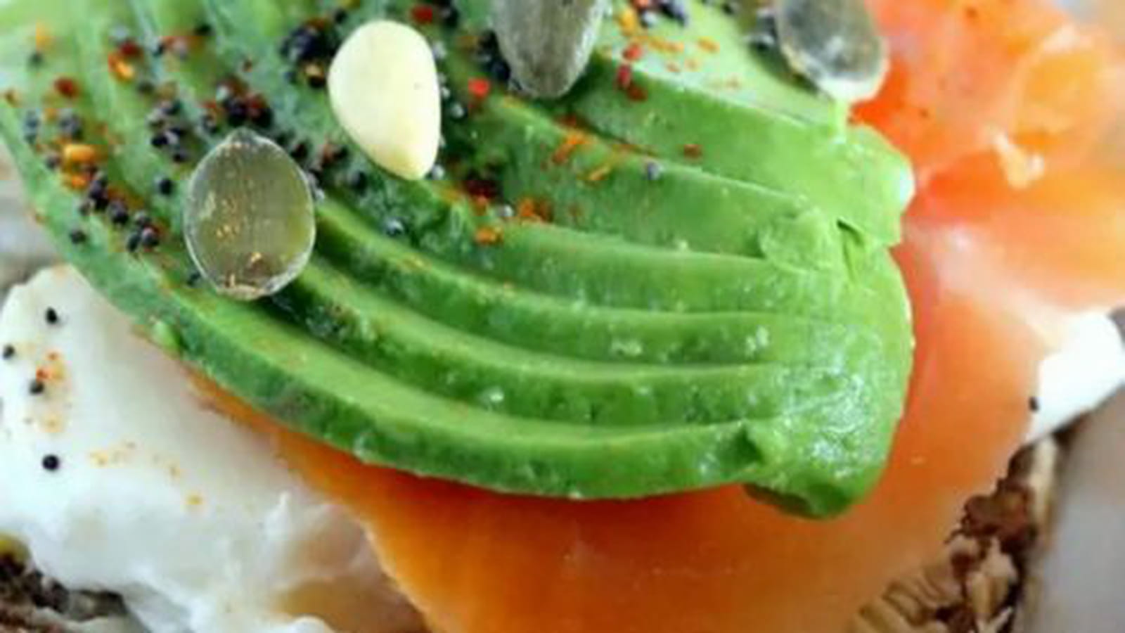 Pain nordique à la burrata, avocat et truite fumée -graines bio
