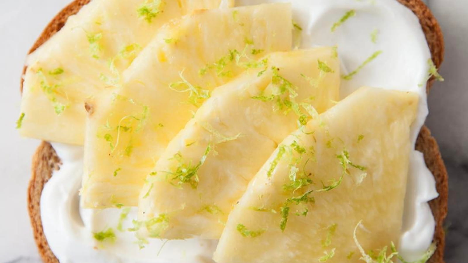 Pain complet et ananas