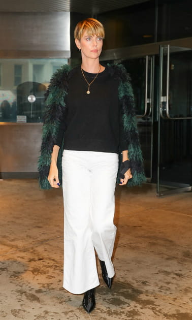 Charlize Theron avec un manteau en fourrure