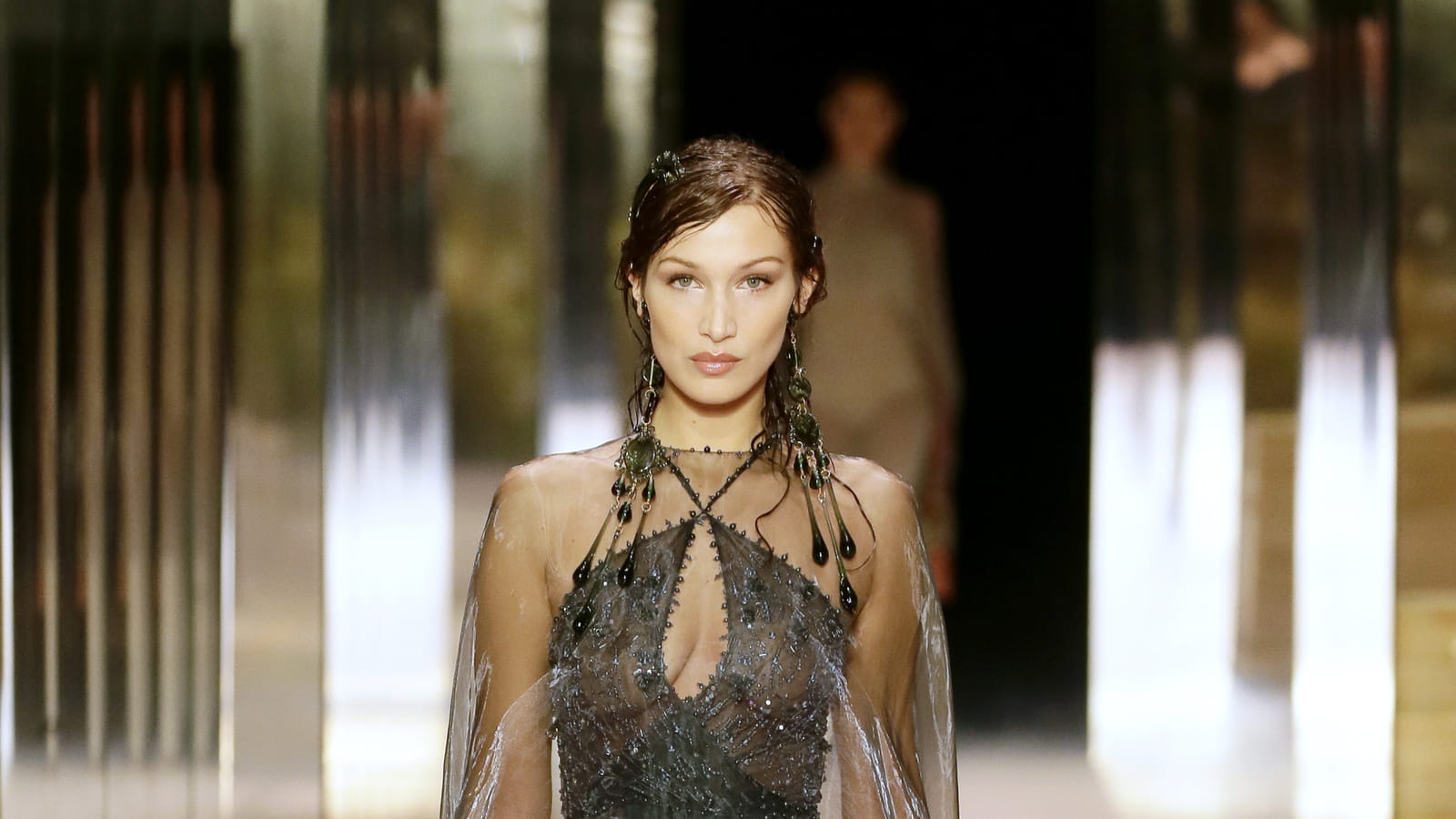 Look 3 par Bella Hadid 