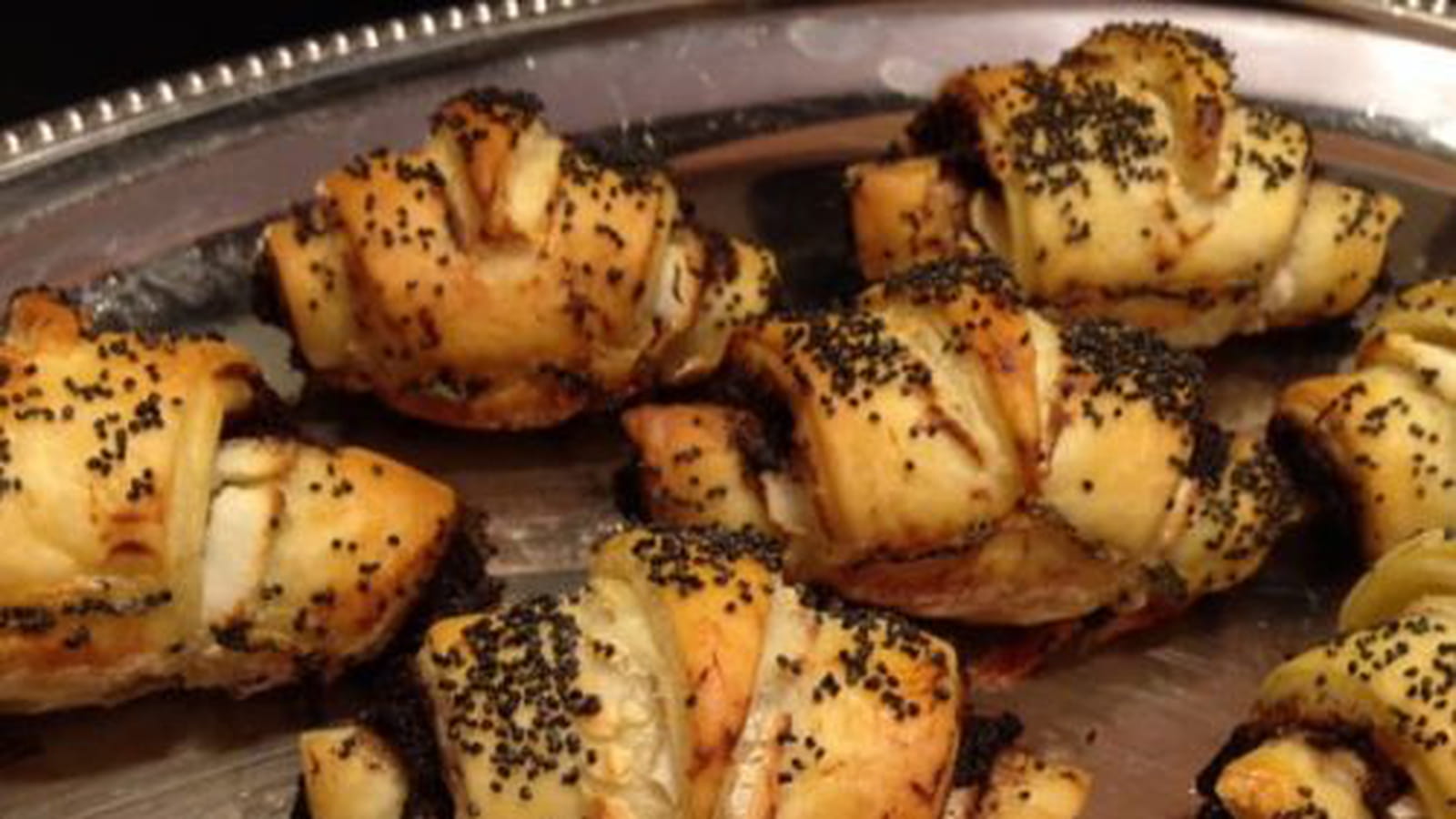 Croissants feuilletés pâte d’olives chèvre pavot