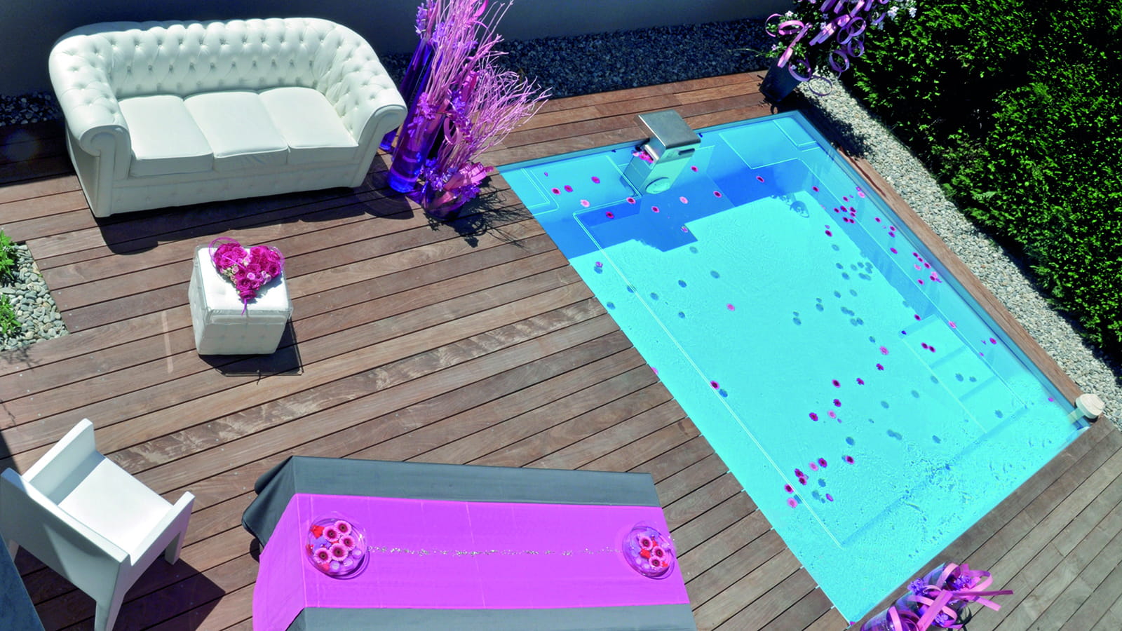 Une piscine carrée côté terrasse