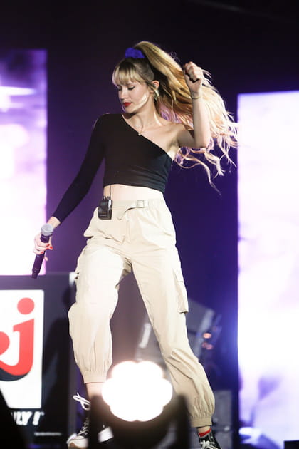 Angèle en top asymétrique