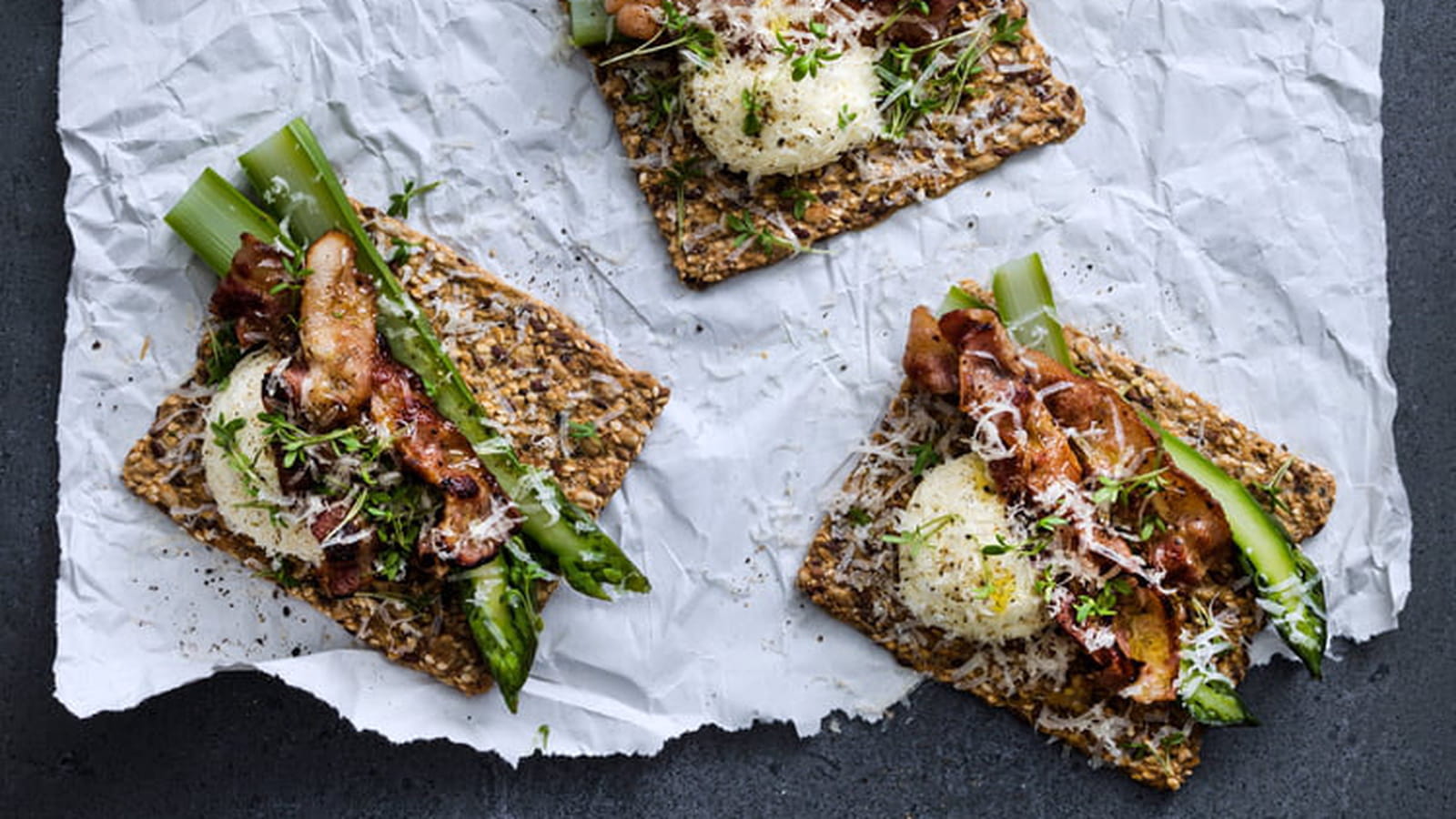 Tartines à l'asperge, bacon et oeuf mollet