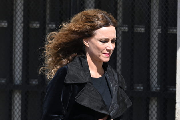 Marine Delterme arrive aux obs&egrave;ques de Mathilde Favier, &agrave; Saint-Sulpice