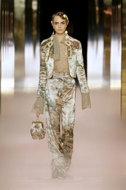 Fendi Couture printemps-été 2021 look 10 par Cara Delevingne