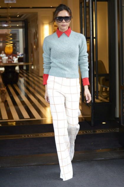 Victoria Beckham version ville en pantalon &agrave; carreaux et pull