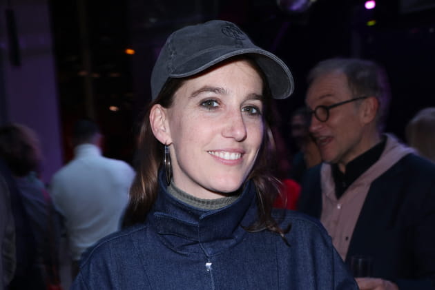 Fanny Sidney en look streetwear à la soirée Dix pour cent