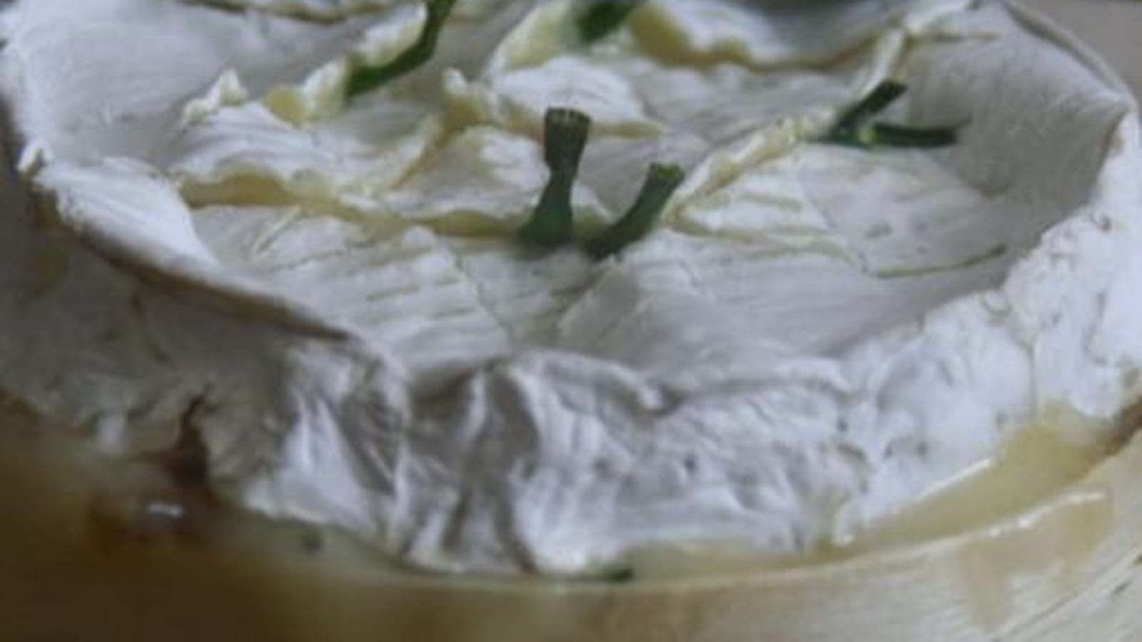 Camembert rôti aux échalotes et au miel