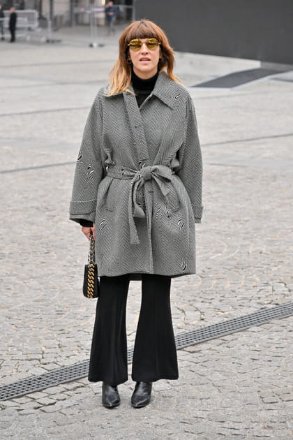 Daphné Bürki en manteau gris noué à la taille