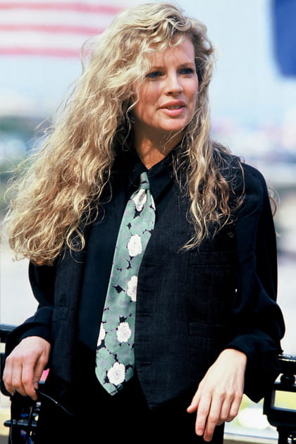 Avant&nbsp;: Kim Basinger &agrave; 36&nbsp;ans en chemise noire et cravate &agrave; motifs
