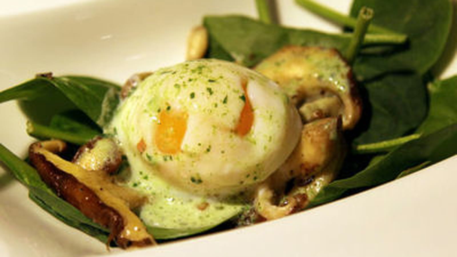 Œuf parfait vapeur, salade de pousses d’épinards et Shiitakes