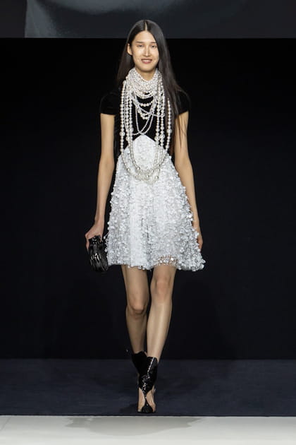 Robe bicolore et colliers de perles aper&ccedil;us sur le d&eacute;fil&eacute; Emporio Armani