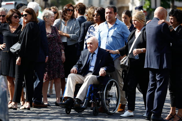 Obsèques d'Hélène Carrère d'Encausse : son mari Louis présent et soutenu