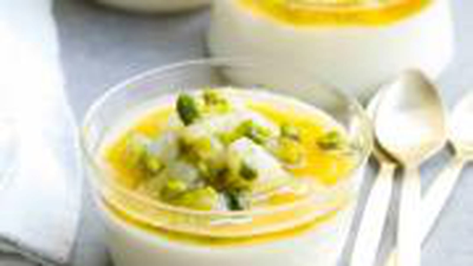 Panna cotta au lait d'amande et poires au miel de lavande