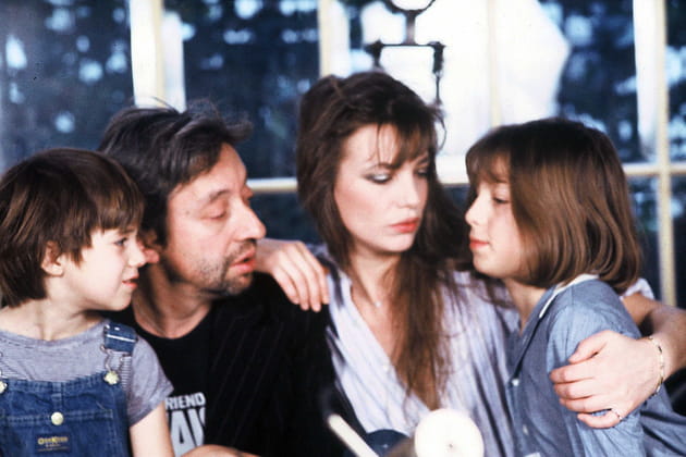 Serge Gainsbourg et Jane Birkin entour&eacute;s de leurs filles