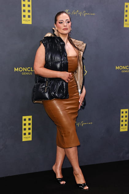 Ashley Graham en doudoune brillante sans manches et robe en cuir au d&eacute;fil&eacute; Moncler Genius