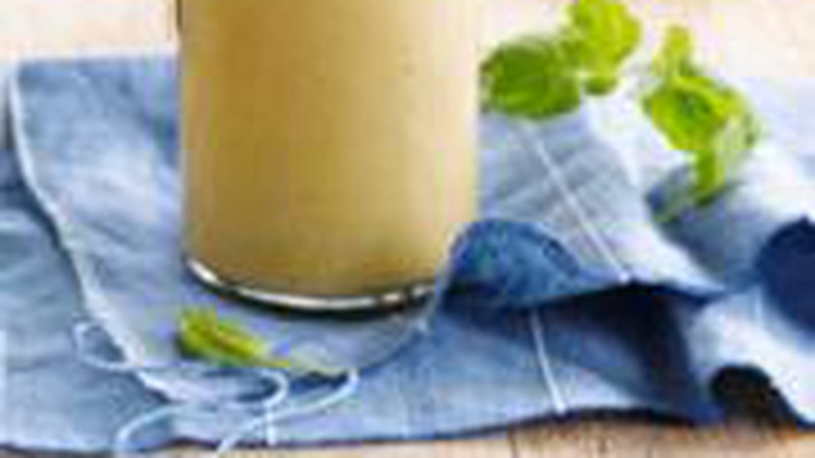 Smoothie exotique framboise, pamplemousse, banane, gingembre