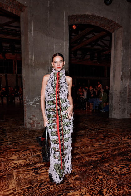 Bruna Marquezine en robe multicolore &agrave; franges