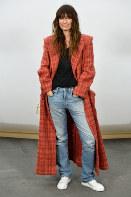 Caroline de Maigret en manteau long et baskets