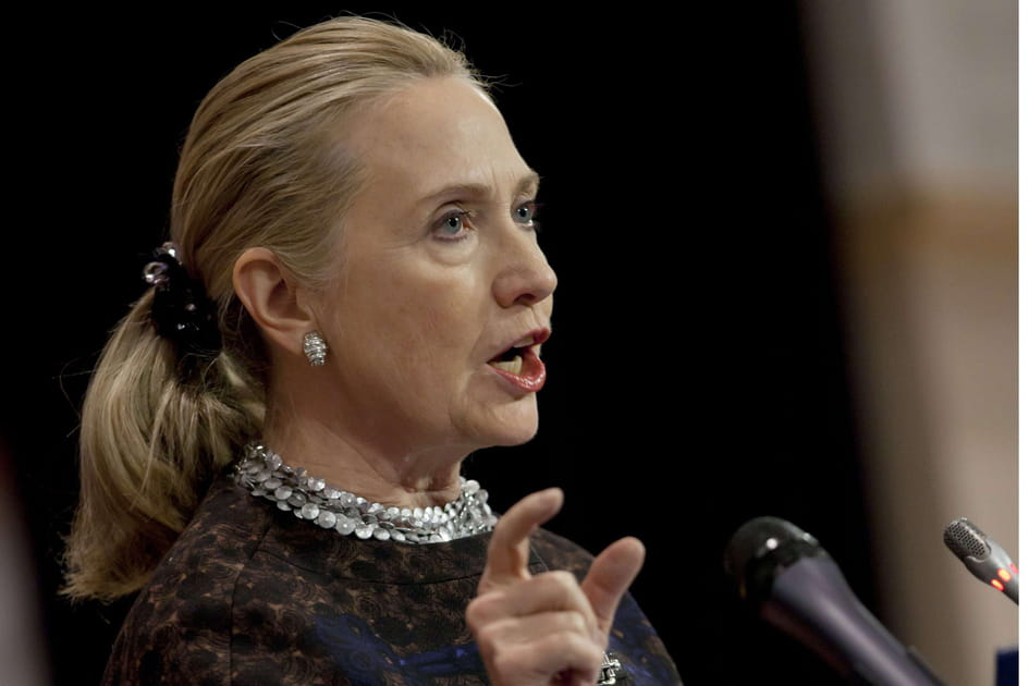 Hillary Clinton avec un chouchou fantaisie sur une queue-de-cheval