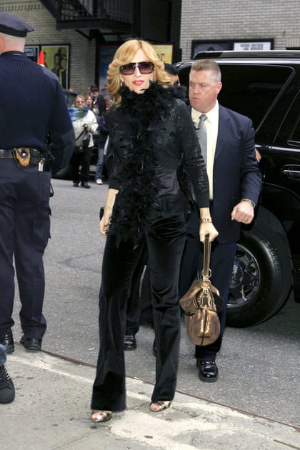 Madonna en total look noir
