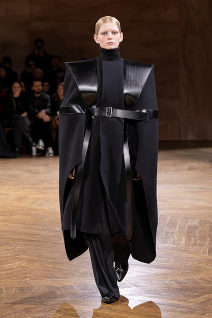 Manteau avec structure en cuir et pantalon noir aperçus sur le défilé Junya Watanabe