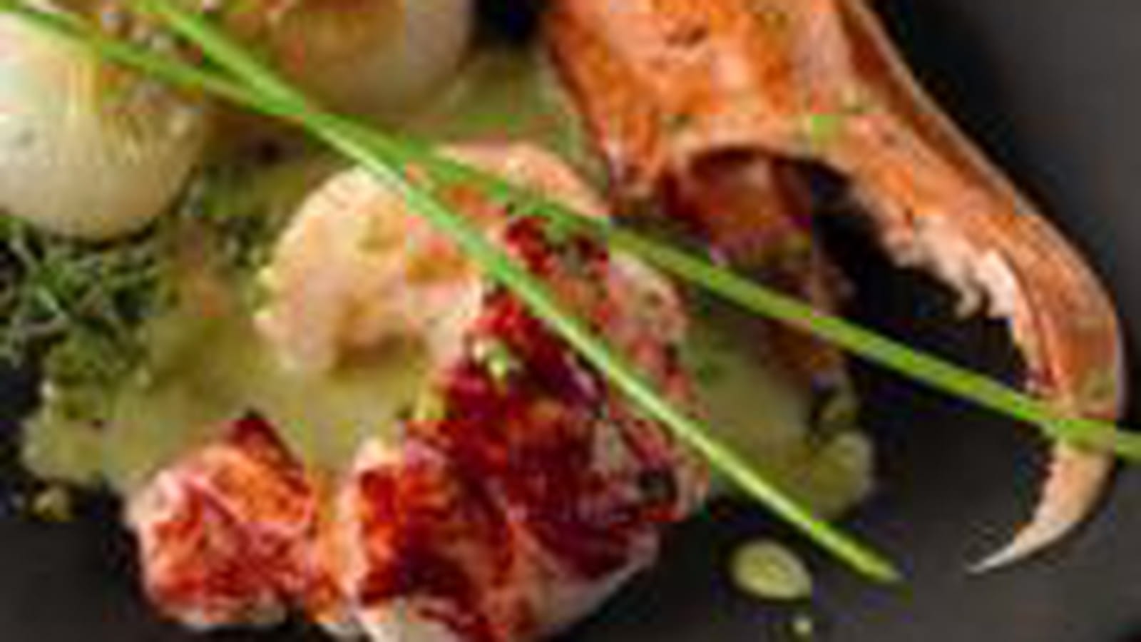 Homard bleu, oignons confits, bisque à la pistache