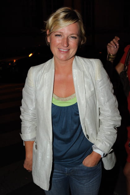 Anne-Elisabeth Lemoine en top en satin et blazer brillant