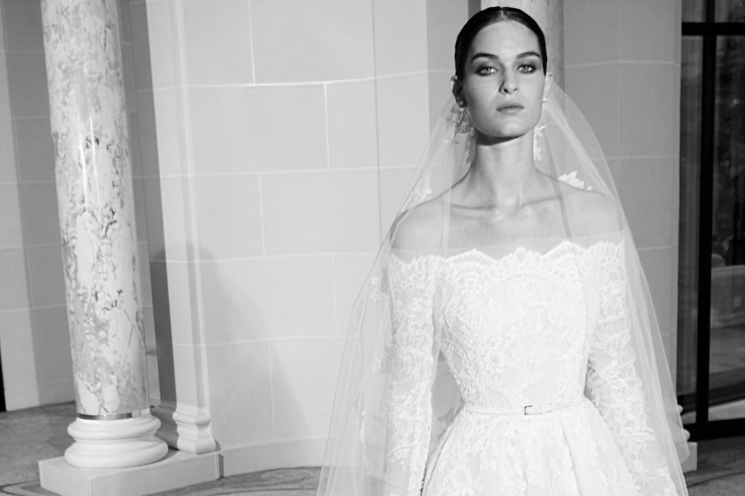 Une robe de mariée à col bateau