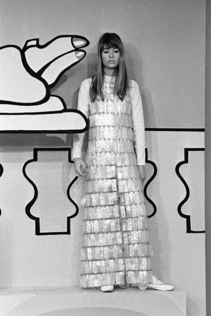 Françoise Hardy en robe futuriste Paco Rabanne