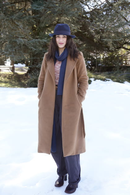 Cam&eacute;lia Jordana en manteau marron et bottines en cuir