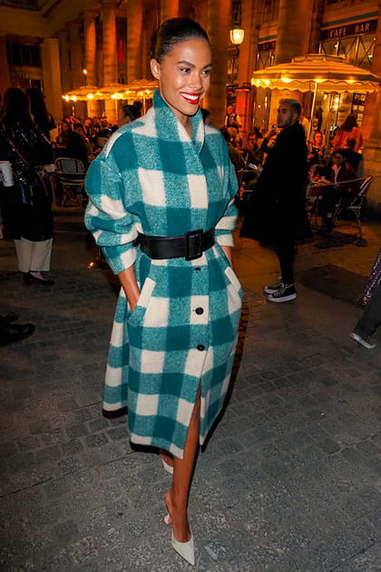 Tina Kunakey en manteau bleu et blanc à carreaux Isabel Marant