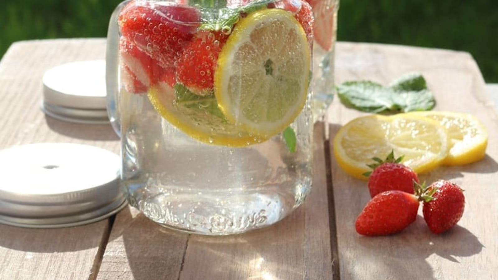 Detox water aux fraises, citron et menthe