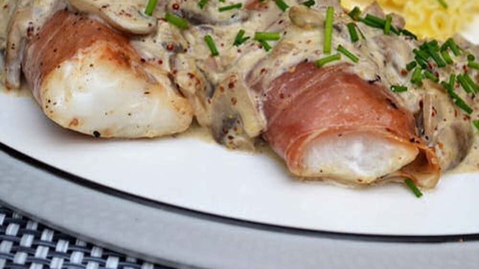 Dos d'églefin au jambon de Bayonne, sauce aux champignons de Paris et moutarde à l'ancienne