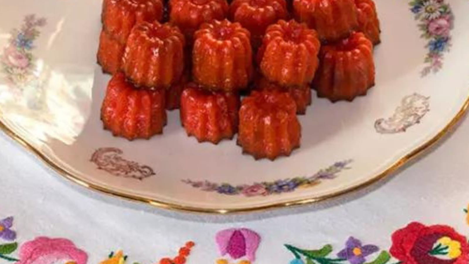 Minis cannelés aux pralines roses
