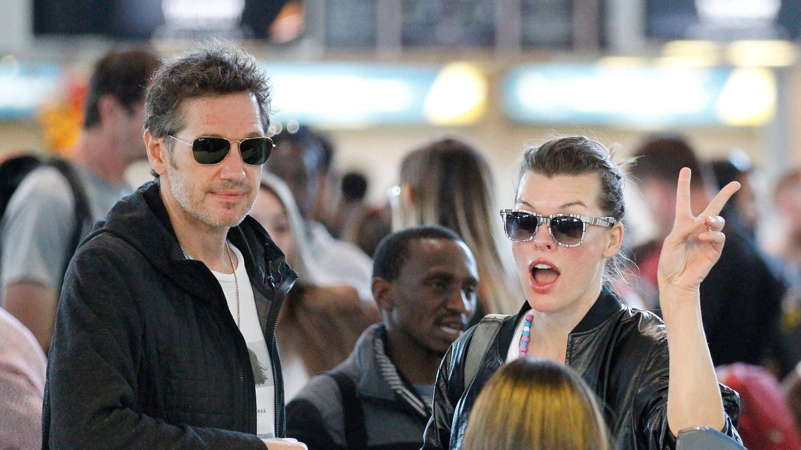 Milla Jovovich et son époux Paul Anderson, prêts à décoller, à l'aéroport de Cape Town