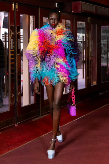 Robe courte à poils multicolores aperçue sur le défilé Germanier