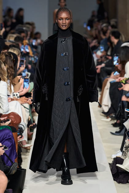 Manteau noir en velours et manteau matelass&eacute; aper&ccedil;us sur le d&eacute;fil&eacute; Max Mara