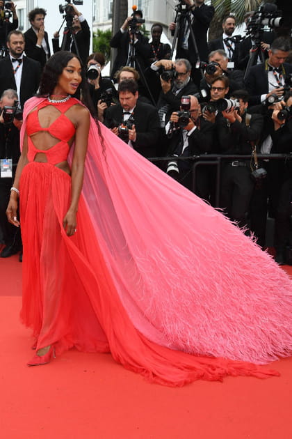 Naomi Campbell en robe rouge &agrave; tra&icirc;ne rose Valentino