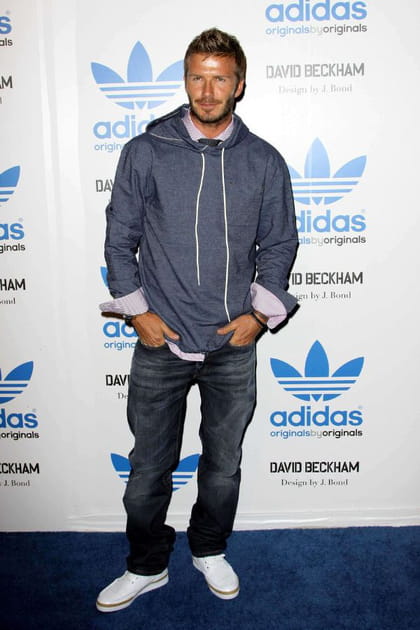 David Beckham en sweat à capuche et baskets blanches