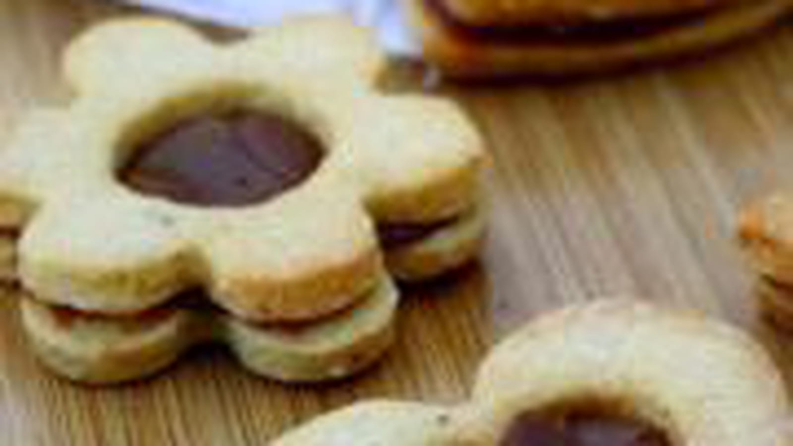 Biscuits sablés aux noisettes fourrés à la ganache pralinée