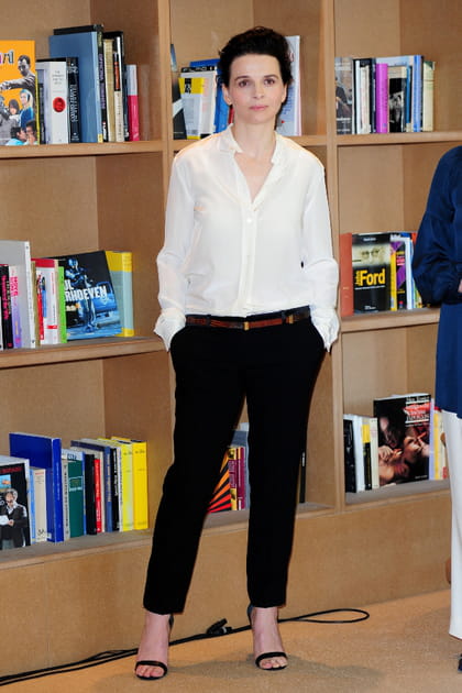 Juliette Binoche en ensemble noir et blanc ceintur&eacute;