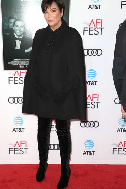 Kris Jenner en total look noir et cape ample