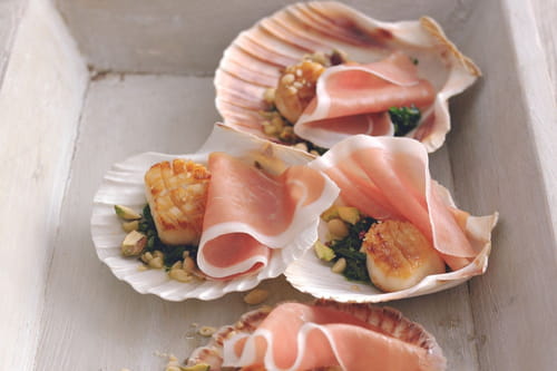 Coquilles Saint-Jacques poêlées, sauce Gremolata accompagnée de Jambon de Parme