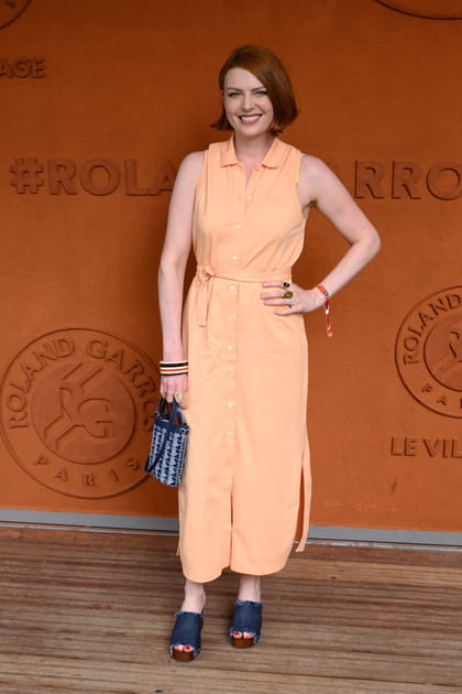 &Eacute;lodie Fr&eacute;g&eacute; en robe orange pastel et mules en denim