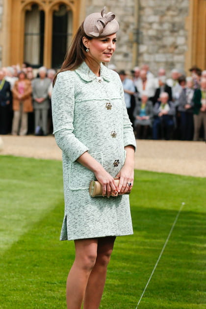 Kate Middleton en manteau vert brod&eacute; et chapeau beige