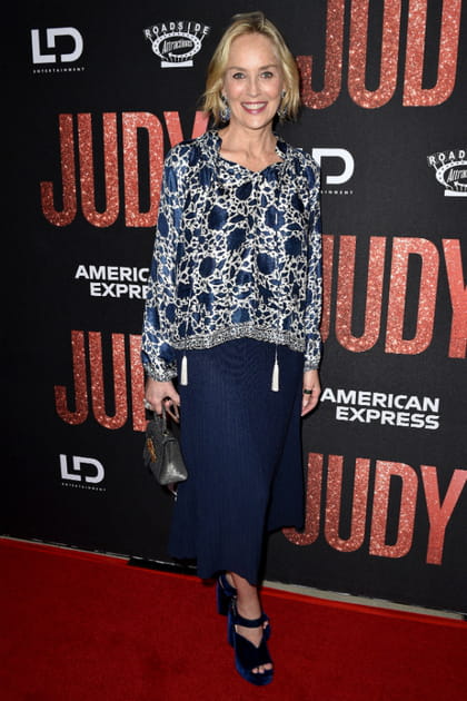 FLOP : Sharon Stone en ensemble top et jupe longue