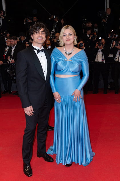 Louane en ensemble bleu satin&eacute; et Florian Rossi en costume noir