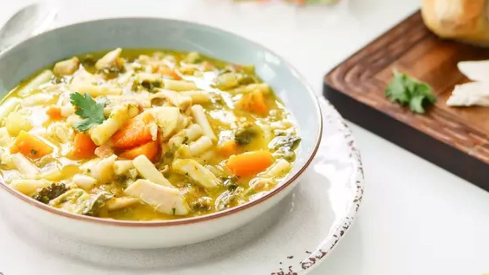 Soupe de pâtes au poulet et aux légumes